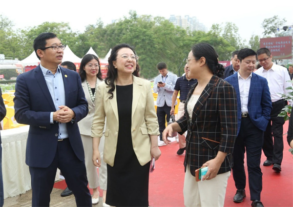 资阳市政府党组成员、副市长张建红到四川省尊龙集团中国官方网站农资集团东部天府粮仓公司考察调研