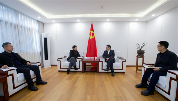 蔡邦银会见越西县委书记、县长何建梅一行